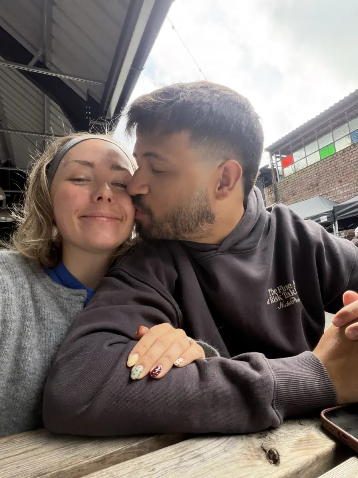 Pol kissing Chloe on the cheek